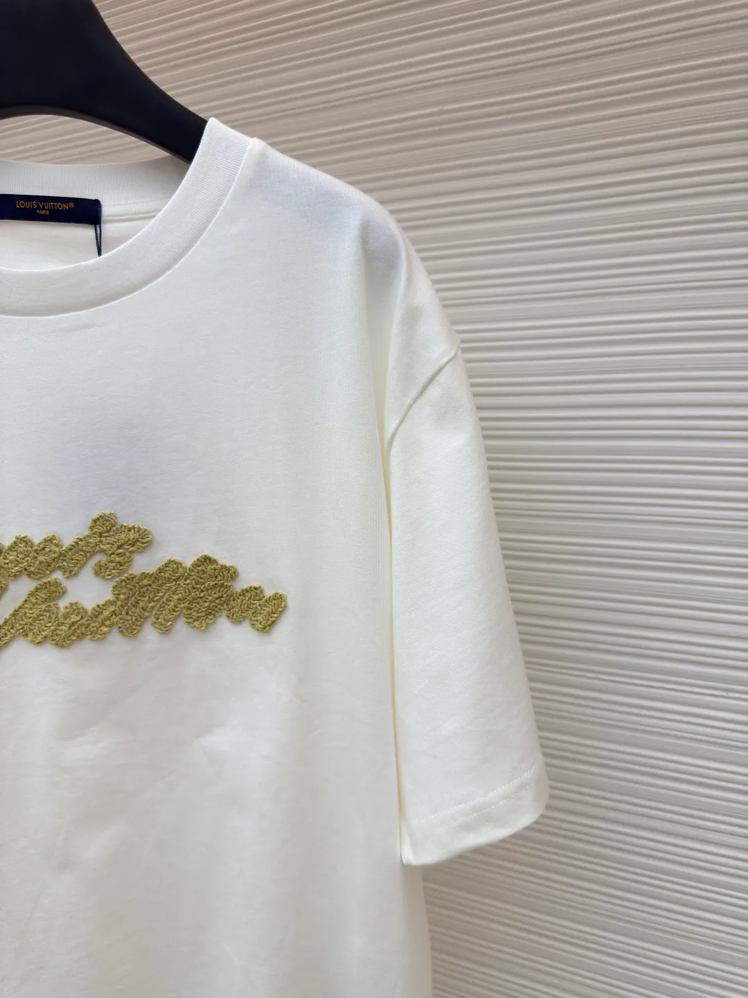 LOUIS VUITTON 拉菲草字母刺绣短袖 ●正品：10399购入开发 ●货号：1680198-A10 ●面料：平织优质棉 ●工艺：双纱拉架螺纹  ●版型：合身版型 ●克重：约285克 ●尺码：XS-S-M-L ●描述：巧妙运用拉菲草般的标志性元素，为经典廓形增添一抹手工气息。 Decorated with Louis Vuitton embroidery on the chest and Marque 1.Vuitton Dé 💰osée label on the back. The overall wiring is straight and delicate, the fabric is comfortable and soft, and the color is consistent without color difference. It can be matched with the same style to create a fashionable look and control various occasions. Customized accessories, complete with three standards, same style for men and women!